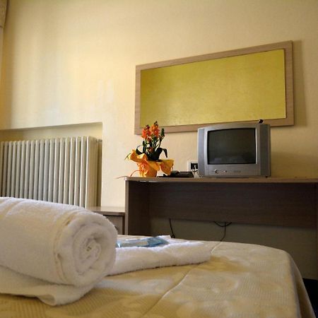 Hotel Orly Чезенатико Екстериор снимка