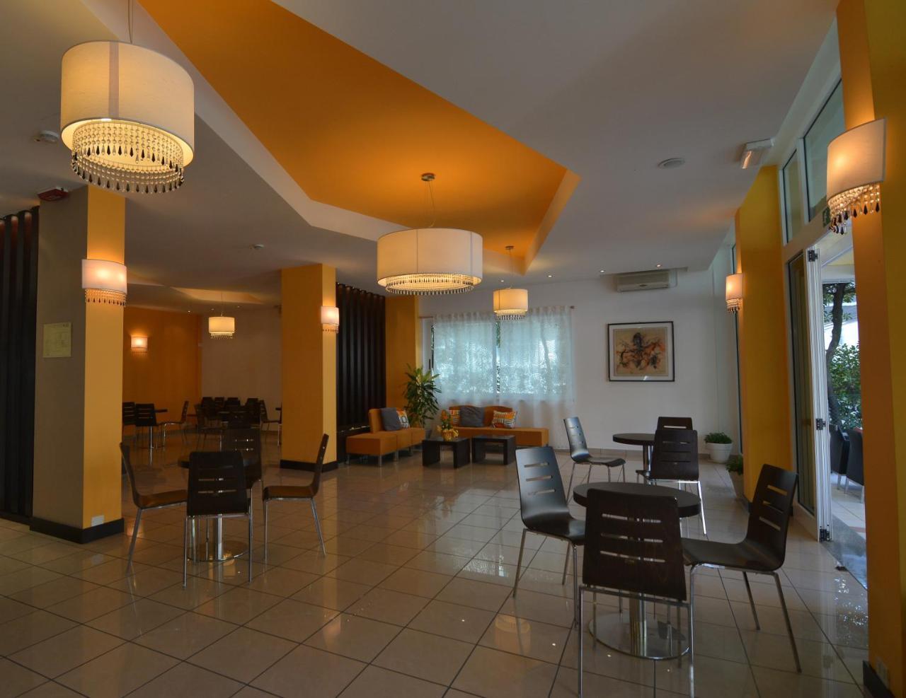 Hotel Orly Чезенатико Екстериор снимка