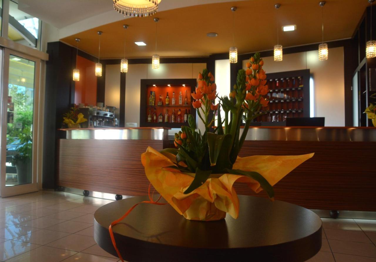 Hotel Orly Чезенатико Екстериор снимка