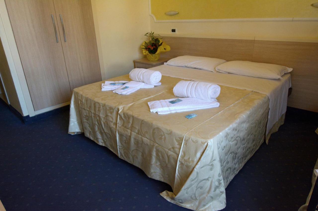 Hotel Orly Чезенатико Екстериор снимка