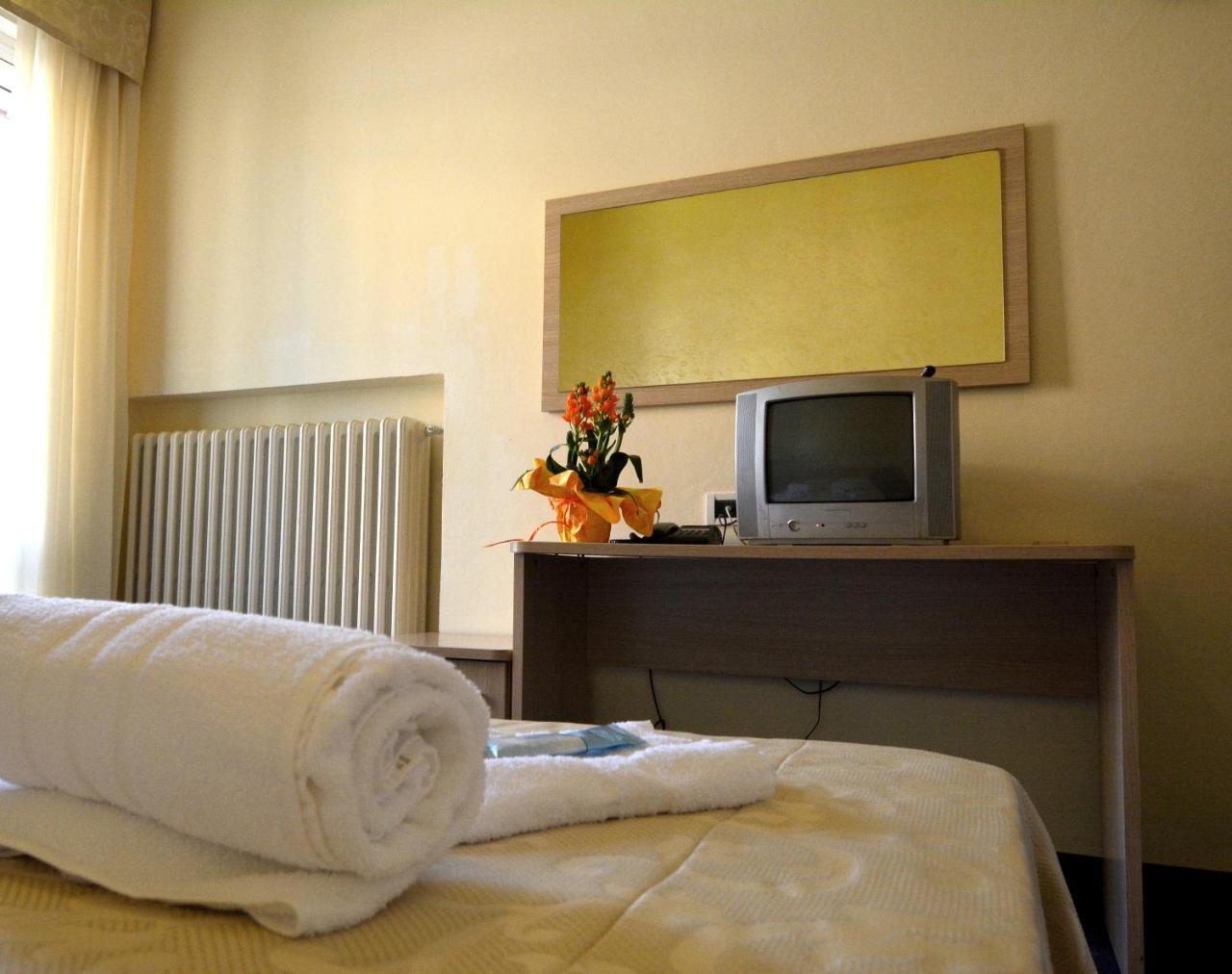 Hotel Orly Чезенатико Екстериор снимка