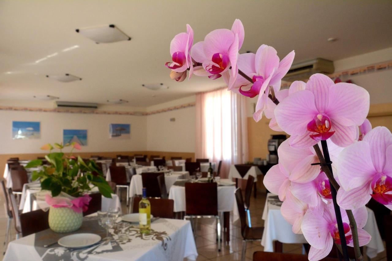 Hotel Orly Чезенатико Екстериор снимка