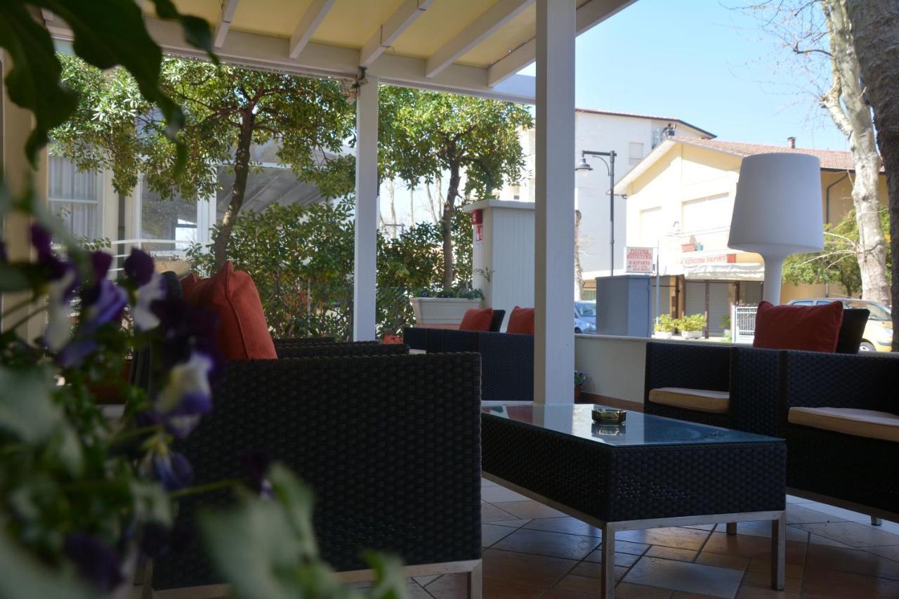 Hotel Orly Чезенатико Екстериор снимка