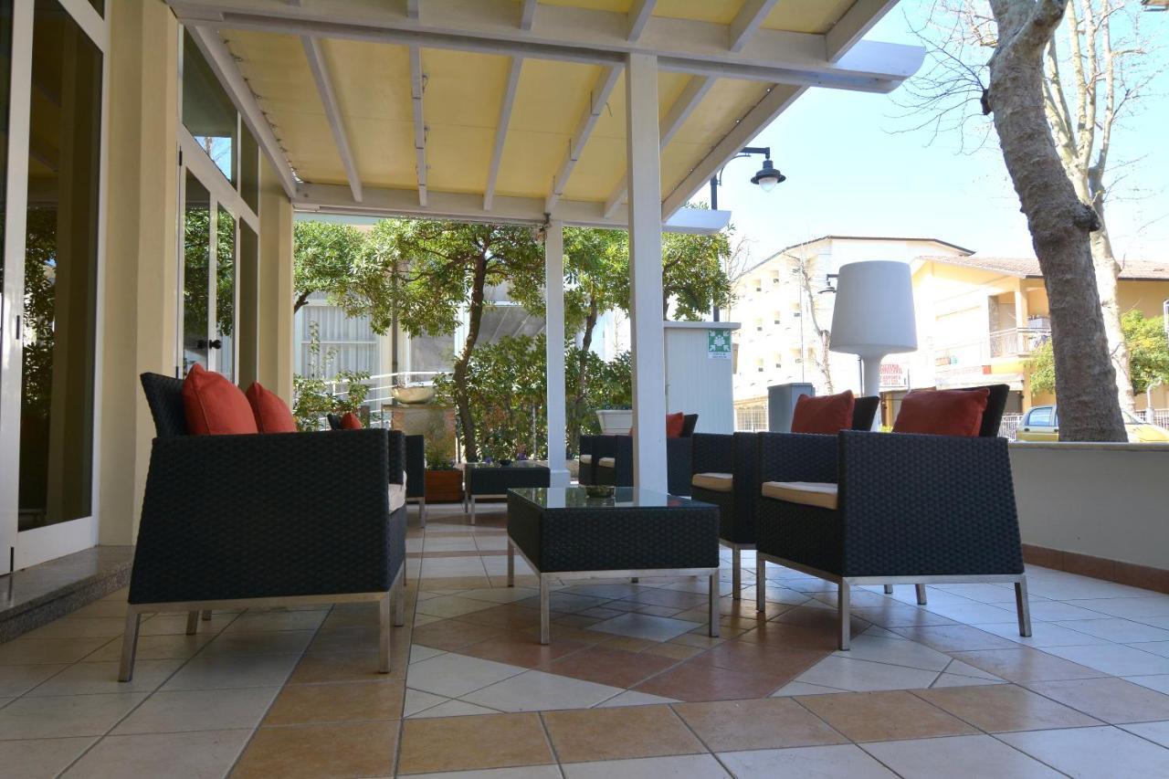 Hotel Orly Чезенатико Екстериор снимка
