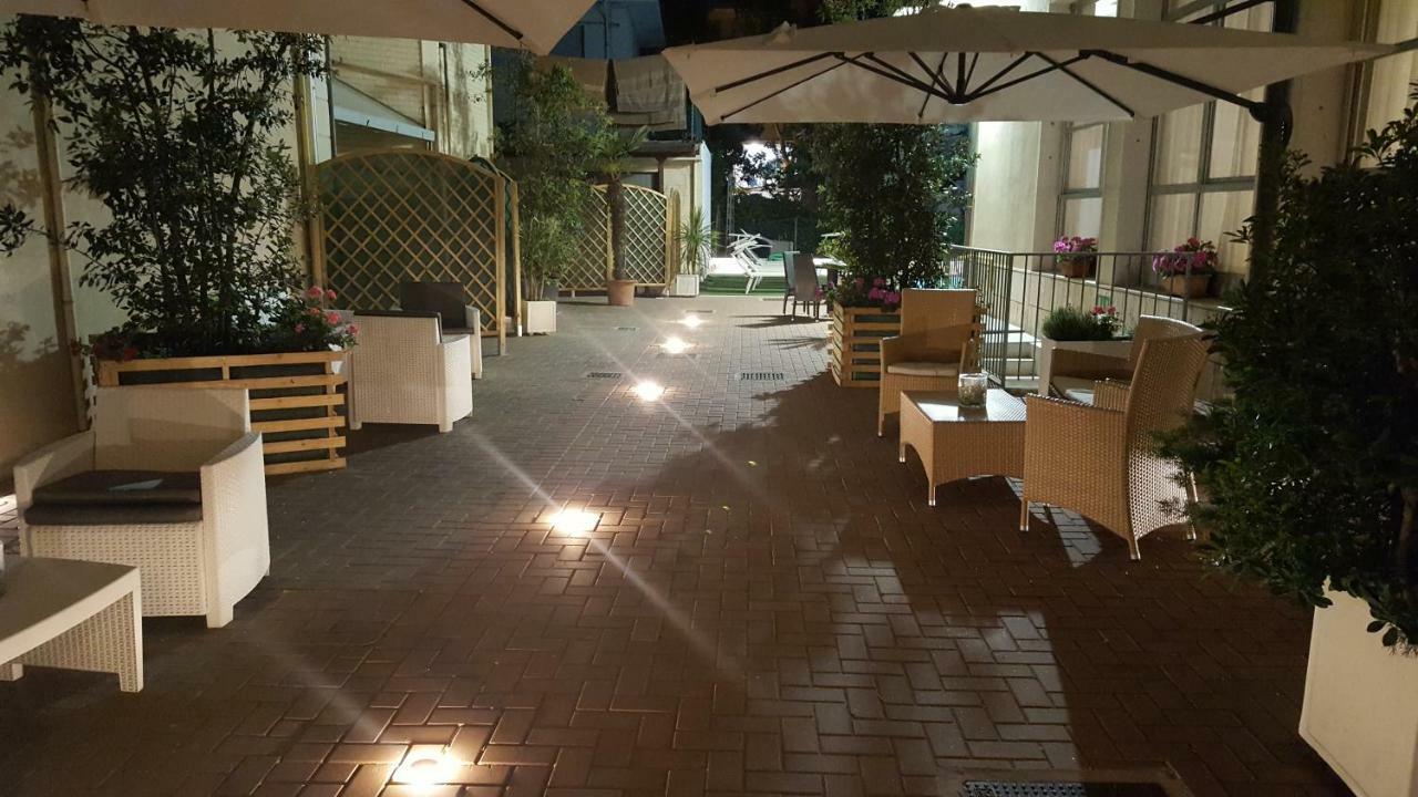 Hotel Orly Чезенатико Екстериор снимка